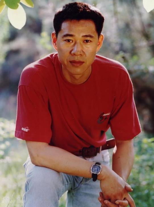 霍凡：嫁给大12岁张丰毅，结婚28年却不要孩子，她到底图什么？