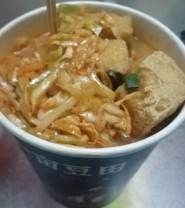 臭豆腐加盟品牌有哪些，加盟臭豆腐哪个牌子好（两家红火臭豆腐谁更胜一筹）