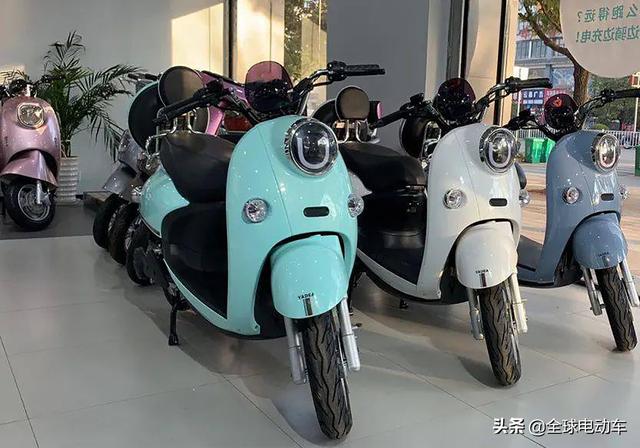 电动车电瓶多少伏，怎么知道电动车的电瓶多少V（电动车48伏、60伏、72伏有什么区别）