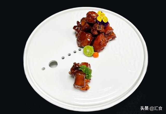 莲雾的正确吃法，莲雾的正确吃法(吃莲雾为什么不能切半)（酸辣柠檬鸡爪、砂糖浙醋小排、鸡尾酒陈香浸莲雾）