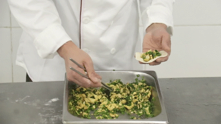 韭菜盒子制作方法，韭菜盒子怎么做出来又软又香（北疆食堂丨兵哥哥教你做韭菜盒子）