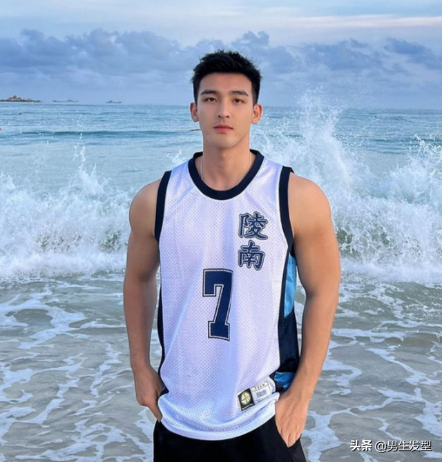 男生“锅盖头”发型过时了，这3款短发才适合夏天剪，清爽又帅气