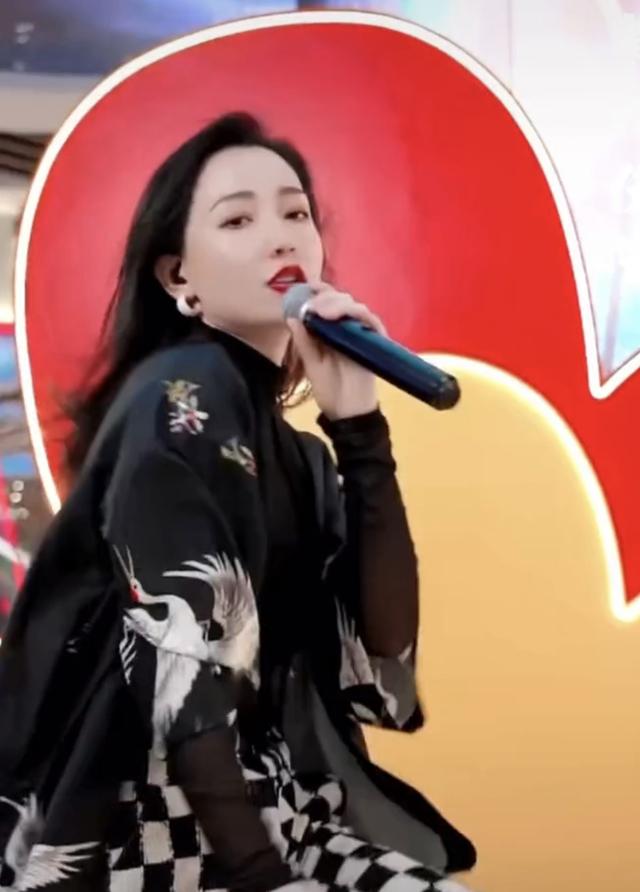 首届超女十强歌手摆摊直播，商场嗨唱太吵闹，被曝遭投诉后换场地