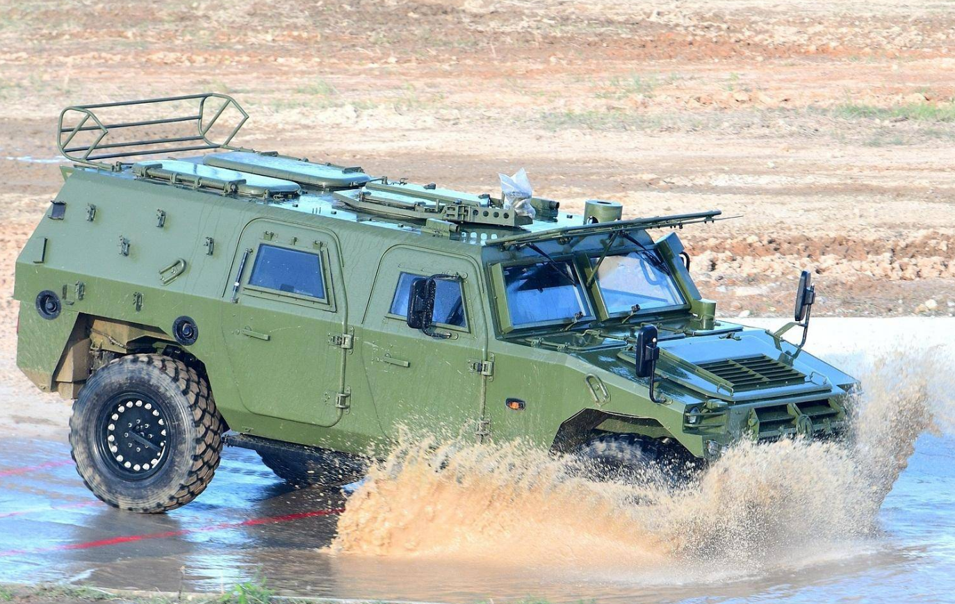 "猛士"系列的二代,开始走向防护型设计,其能力已经达到了准装甲车的