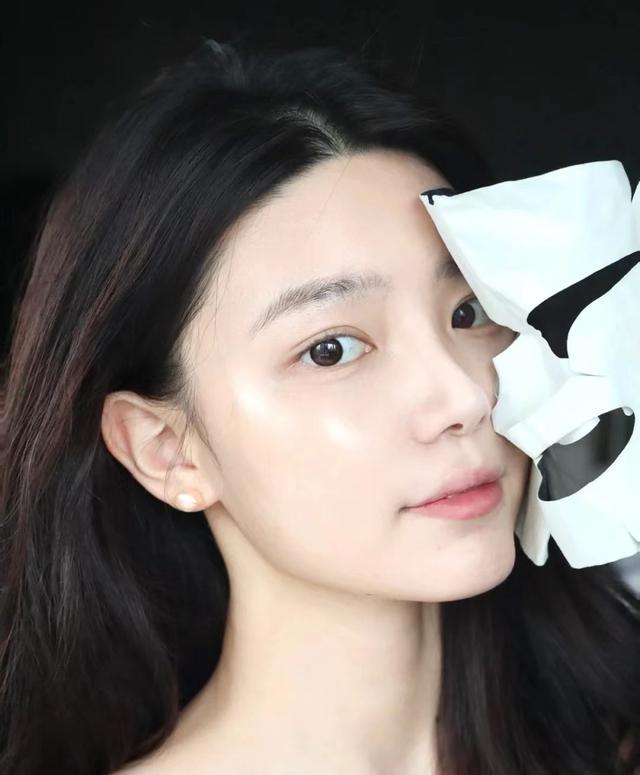 面膜的主要作用是什么，面膜是有什么作用（梳妆台常备“3样护肤品”）