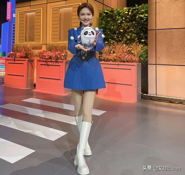 主持人龙洋私人照片，主持人龙洋老公简历（穿连衣裙坐台阶不拘小节）