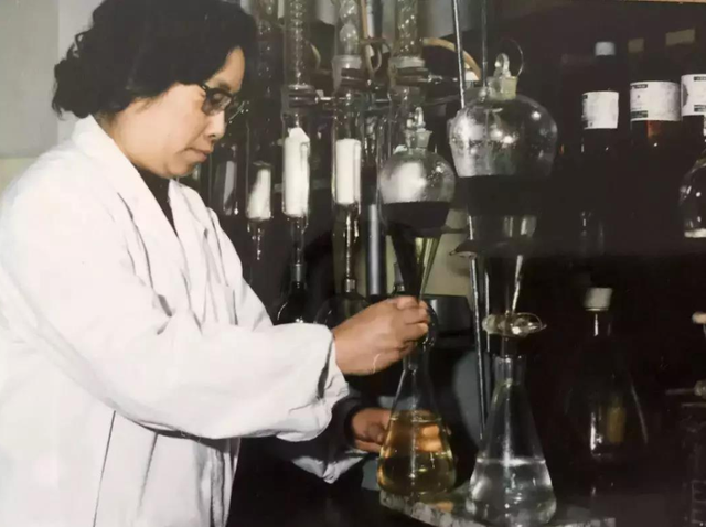 屠呦呦颁奖词100字左右，感动中国十大人物屠呦呦（研制青蒿素多年改变世界）