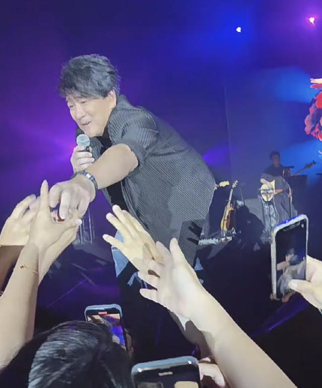 周华健个人资料，61岁周华健美国开演唱会