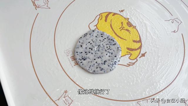 只有面粉可以做什么好吃的，面粉可以做什么好吃的（面粉里加入1把黑芝麻）