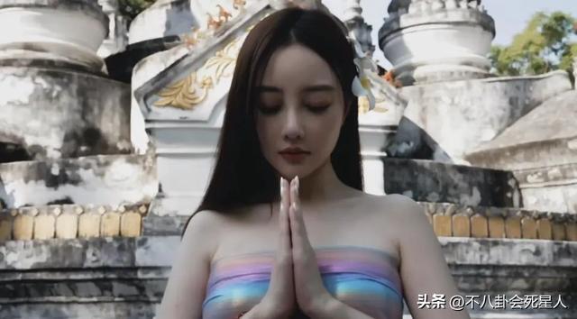 40岁李小璐穿露腰装现身寺庙，离婚3年身材越来越火辣