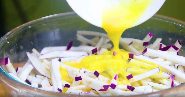 茄子鸡蛋的做法，茄子加鸡蛋的做法（茄子切成丝淋上鸡蛋）