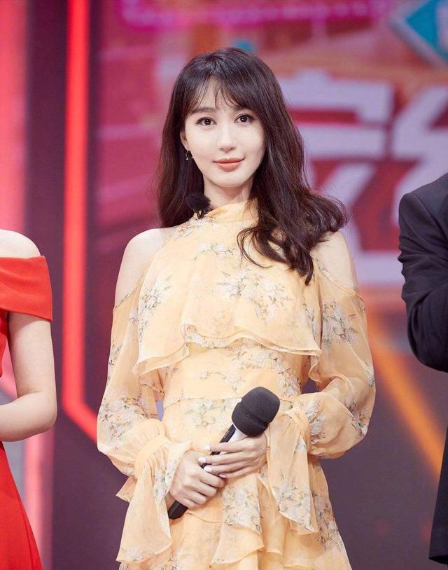 李菲儿：和黄晓明同居3年，因杨颖分手，35岁仍单身