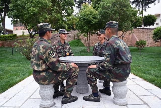 送新兵祝福语简短，家人送新兵祝福语简短（这份临别赠礼有点“硬”）