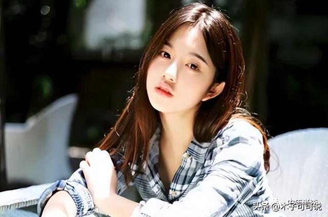 女生对男生有好感的表现，哪些行为可能表示女生对自己有好感（她会透露三个信号告诉你）