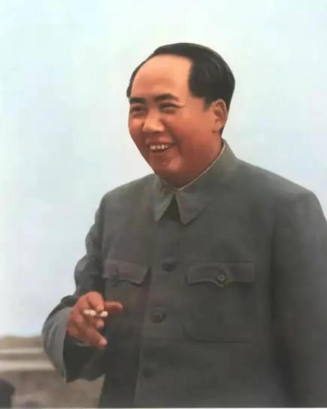 在生产力和生产关系这对矛盾中， A.生产力的性质决定生产关系的性质B.生产力的变化落后（《矛盾论》精解第四十六章）