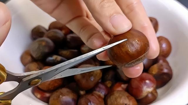 怎样把板栗从树上取下来—怎样得到好的板栗，板栗怎么取出来（板栗快速去壳的小妙招）