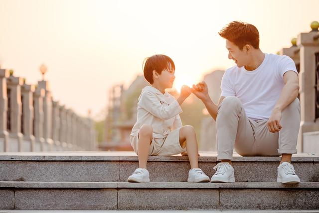 偏爱蓝色的女生是什么性格，偏爱蓝色的女生是什么性格特点（孩子偏爱的颜色背后的心理暗示）