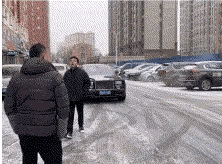 小耳朵是什么意思，微信界面有个小耳朵是什么意思（看着都不像一个人好吗）