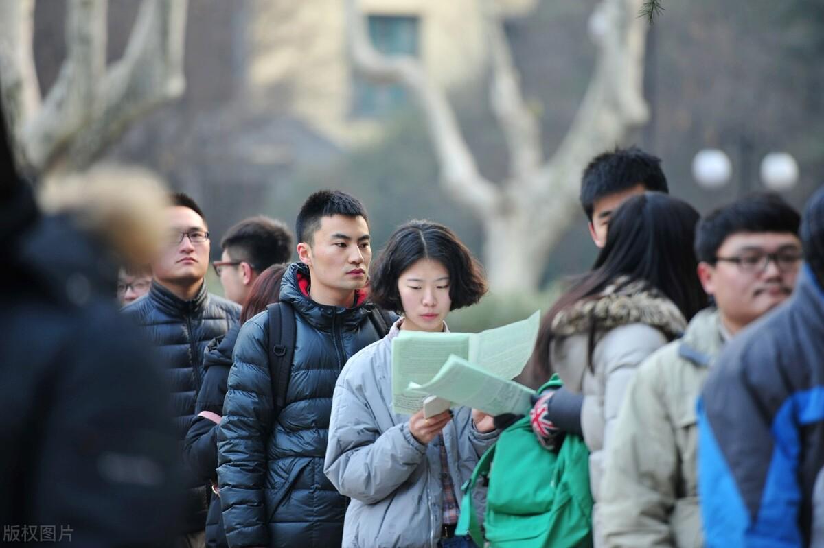 父亲判刑子女能考985大学吗，父亲坐牢子女能考名牌大学吗（选择选调生考试怎么样）