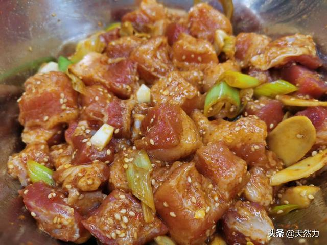 牙签肉的做法，外酥内嫩、酥香可口的牙签肉（牙签牛肉串的做法步骤）