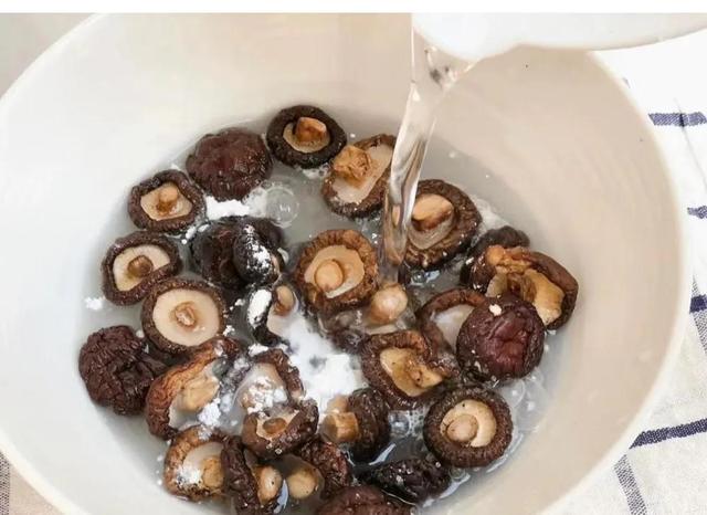 干香菇要泡多久，干香菇要泡多久才能煮（教你正确做法3分钟泡好干香菇、营养不流失）