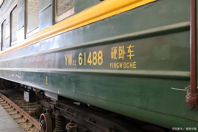 火车晚上几点熄灯，火车晚上几点熄灯几点开灯（与列车播音时间同步）