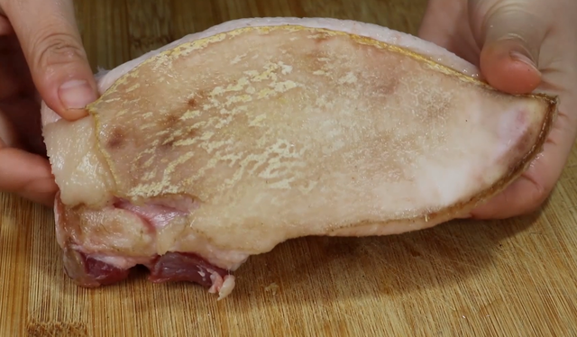 烤猪皮热量多少，猪皮热量高不高（才知道去除猪毛不用火烧）