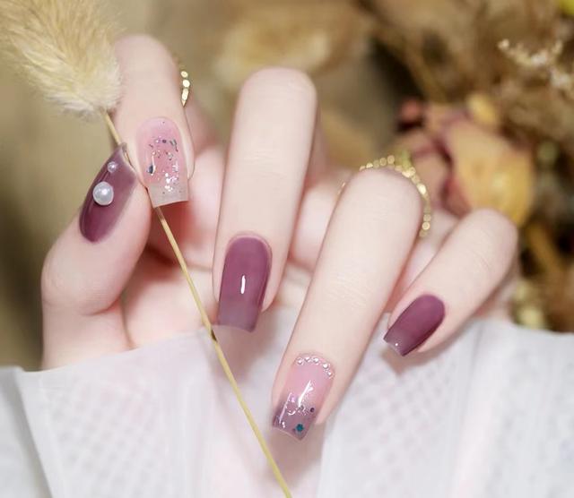 什么款式的美甲好看又显高贵，推荐几个美甲款式（秋冬千金/御姐/贵妇美甲合集来了）