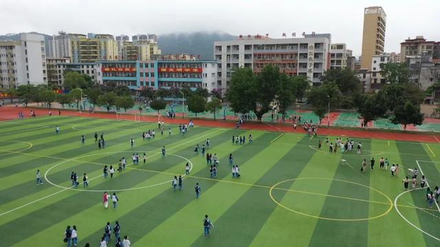 怀集县第一中学，怀集一中2022届高三毕业生向母校捐赠“励志赋”纪念石