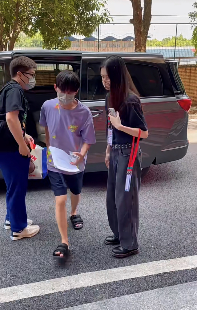 何炅新浪微博，何炅新浪微博粉丝（48岁何炅娇小似女生）