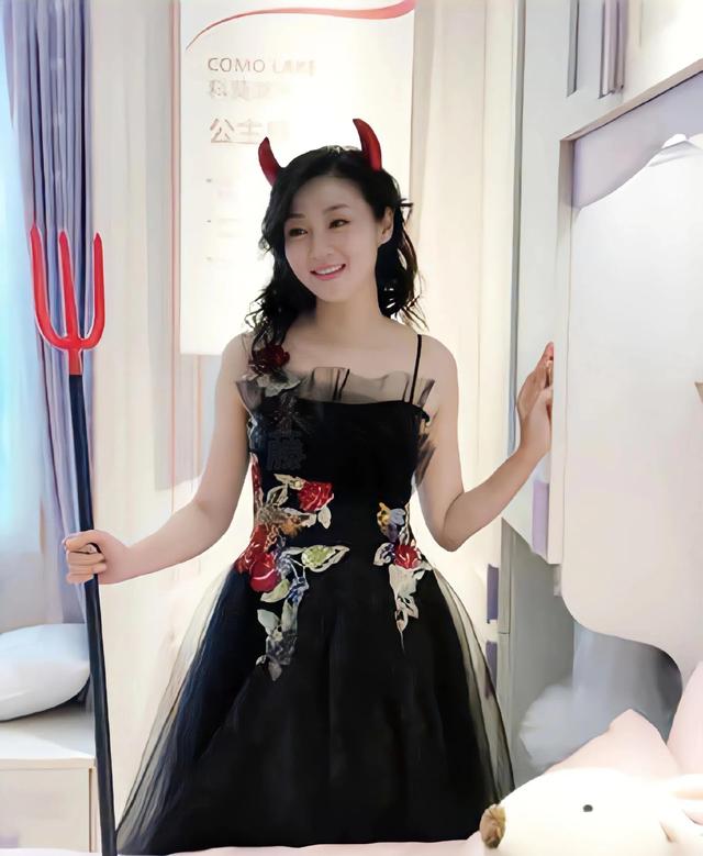 甄子丹前妻万绮雯，甄子丹曾为她抛妻弃子万绮雯（万绮雯：年轻时相貌平平）