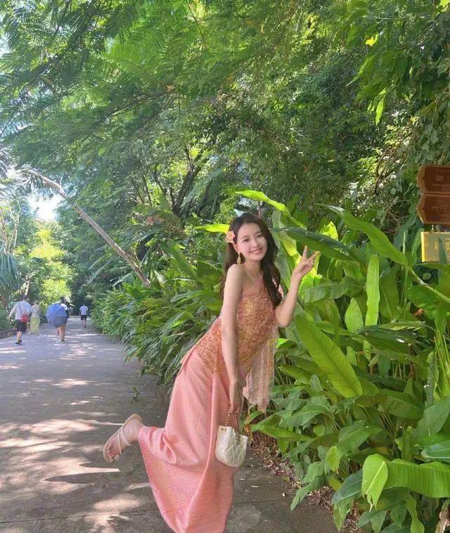 抹胸裙是怎么穿住的，抹胸裙怎么挂住的（孙怡打造“少女”穿搭）