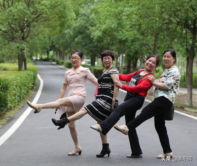 同学聚会说说幽默短句，同学聚会搞笑短句（快乐时光总是那么美好）