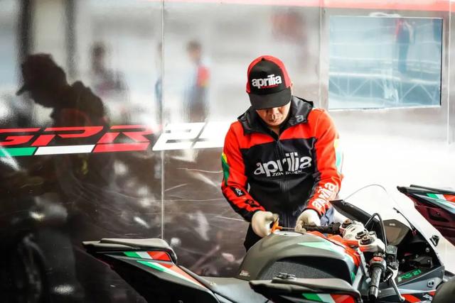 如何成为一名职业赛车手，怎么成为职业赛车手（原来普通人也可以成为专业车手）