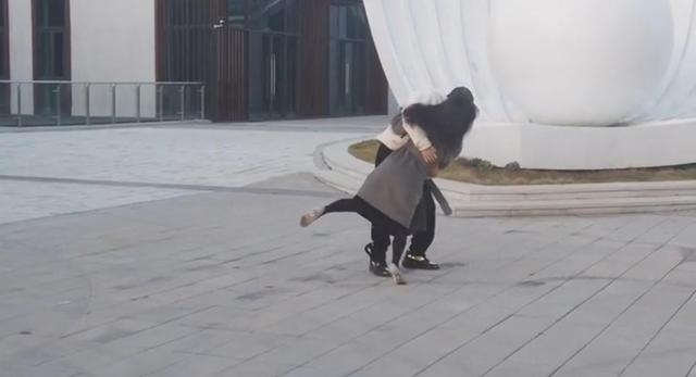 街头秀恩爱！黄圣依踩高跟鞋一把抱起杨子，不畏寒冷穿黑丝气质佳