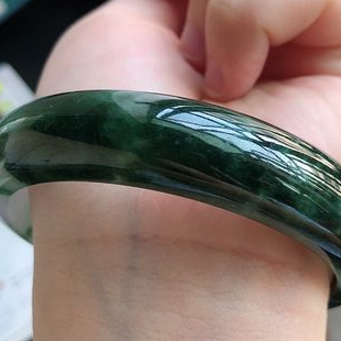 翡翠种水等级划分价格，翡翠等级划分及价格（1万和1000万的翡翠手镯）