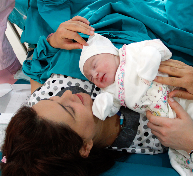 宝宝刚出生要马上喂奶吗，新生儿要马上喂奶吗（新生儿出生后24小时很关键）