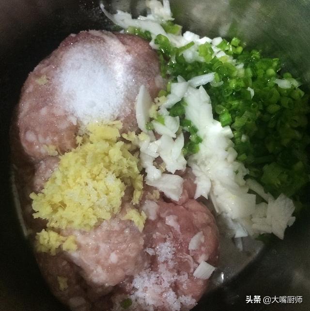 炸肉丸子的家常做法，炸肉丸子的家常做法酥脆（牢记“加2样做2步”）