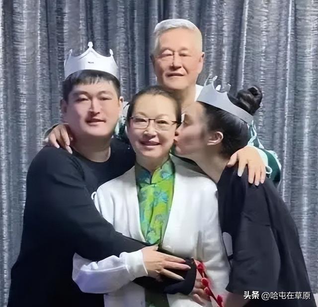 56岁赵本山全家福，他却满头白发斗鸡眼与儿子一模一样