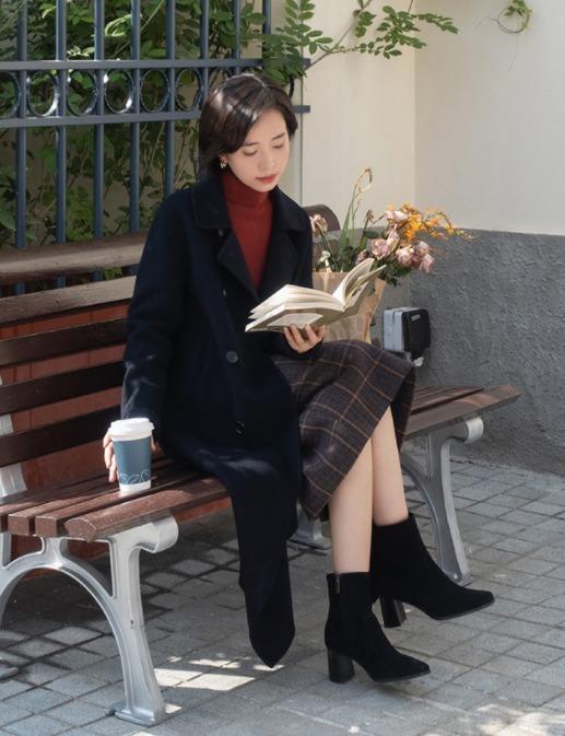 蓝色大衣怎么搭配，蓝色羊剪绒大衣怎样搭配（气质女人必穿“大衣”）