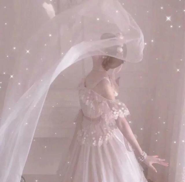 白色背景女生动漫头像 念七微信，白色背景女生动漫头像 念七（白色系女生头像）