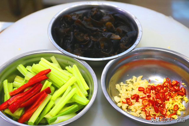 夏季饮食吃什么好，夏季饮食吃什么好消化（少吃苦瓜和番茄）