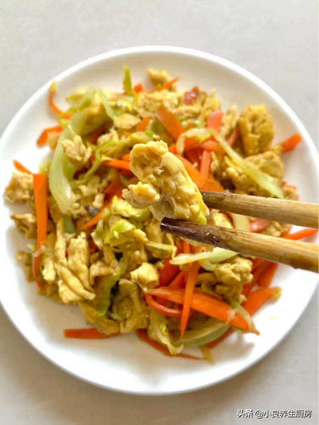 胡萝卜炒土鸡蛋的家常做法，常给孩子吃这菜
