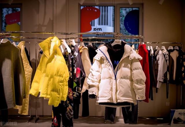 羽绒服可以机洗吗，羽绒服能用机洗吗（用洗衣机洗羽绒服会爆炸）