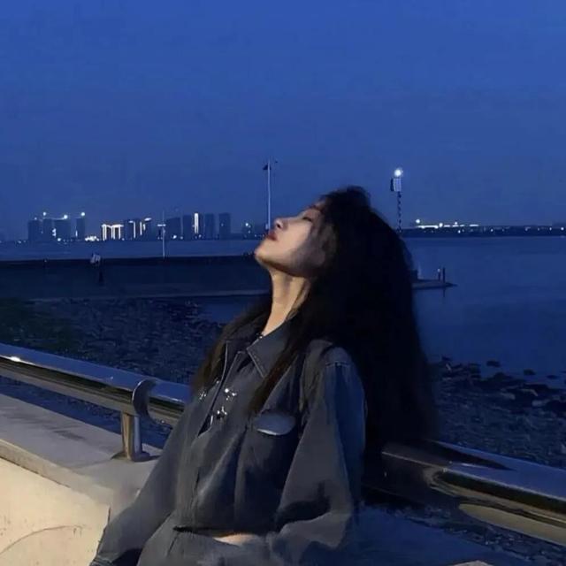 蓝色忧郁女头，微信头像，蓝色忧郁女头（蓝色头像/满满的忧郁感）