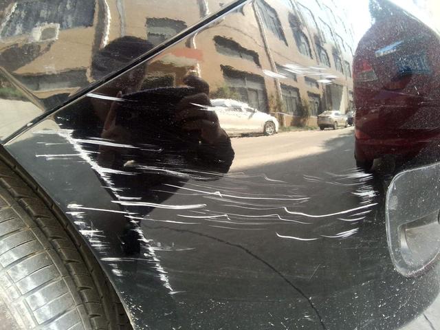 全车喷漆多少钱，清漆价格是多少（15W左右的汽车被剐蹭）