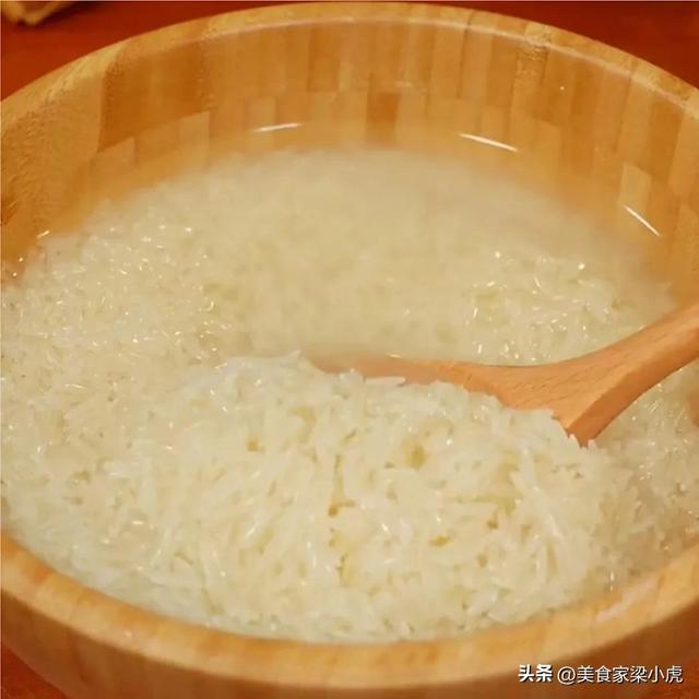 煲仔饭的做法，正宗砂锅煲仔饭的做法（广东人都爱吃的煲仔饭）