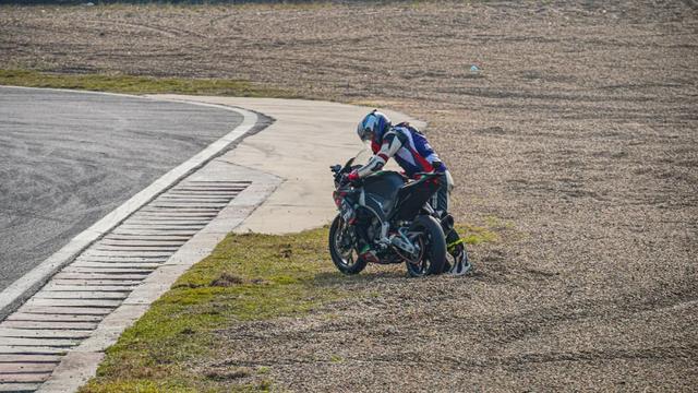 如何成为一名职业赛车手，怎么成为职业赛车手（原来普通人也可以成为专业车手）