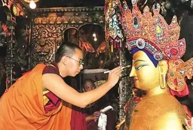 金瓶掣签怎么选灵童，什么是金瓶挚签（西藏6岁男孩被认定为转世灵童）