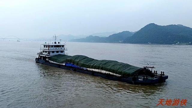 葛洲坝和三峡大坝，长江的水利枢纽三峡葛洲坝（湖北宜昌：乘船过葛洲坝）